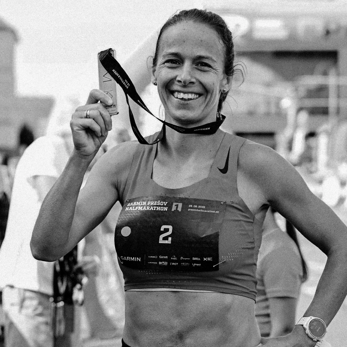 Bežkyňa s medailou po absolvovaní Garmin Prešov Halfmarathon 2026
