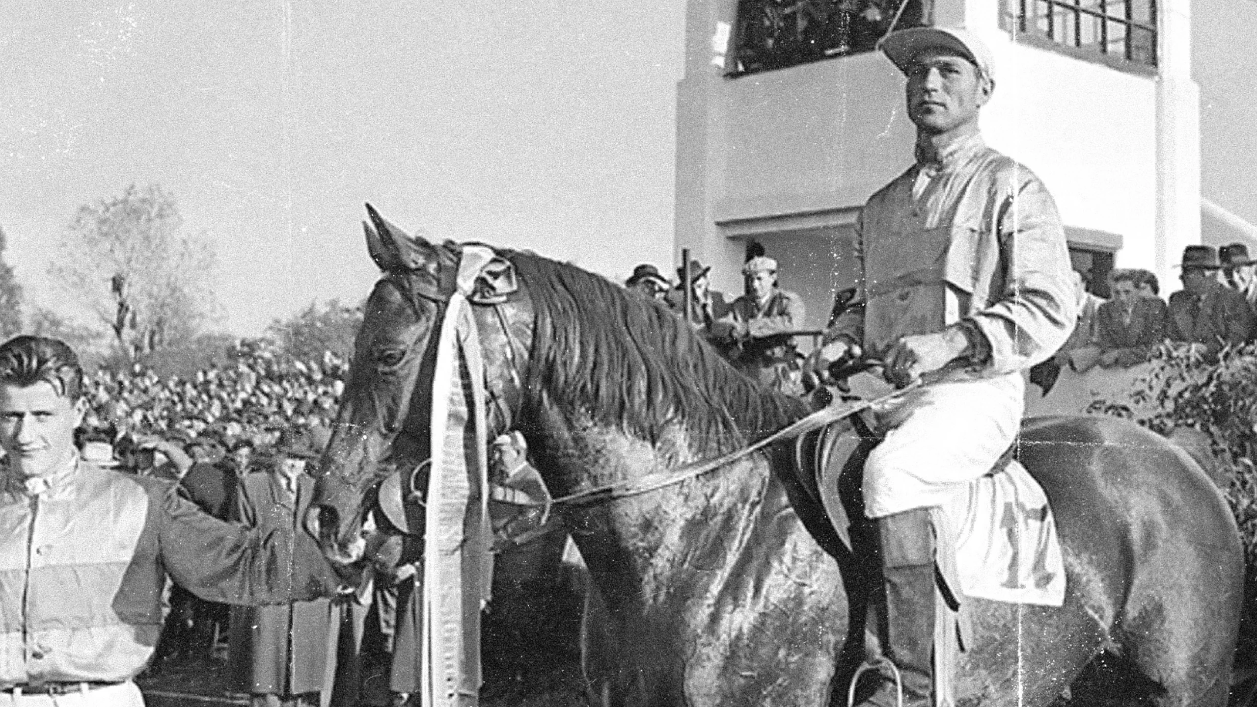 Historická fotografia dostihového jazdca na koni, ktorá inšpirovala identitu Prešov Halfmarathon